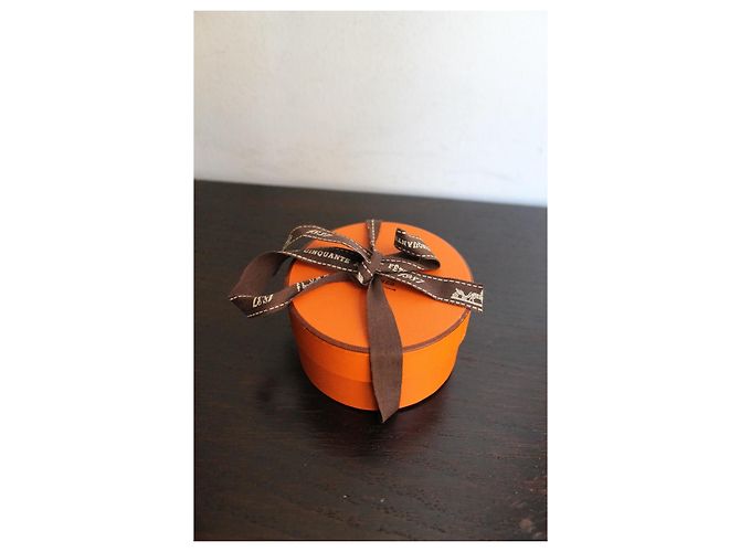 Hermès bracciale modello Charm Mall in metallo dorato con profilo in lucertola camel D'oro - vista 3