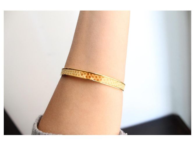 Hermès bracciale modello Charm Mall in metallo dorato con profilo in lucertola camel D'oro - vista 9