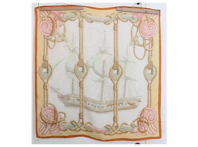Hermès Tribord Seidentuch Schal 90cm - Weiß, Rosa, Gelb Braun Pink Beige - Ansicht 8