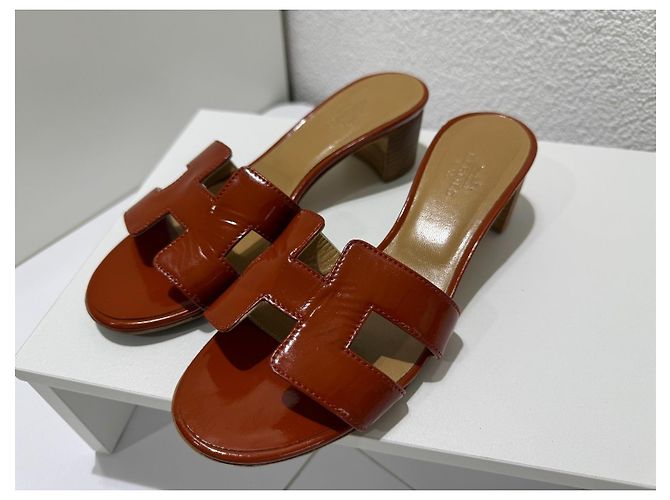 Mules Hermès Oasis in Pelle Verniciata Marrone, Taglia 36 - vista 2