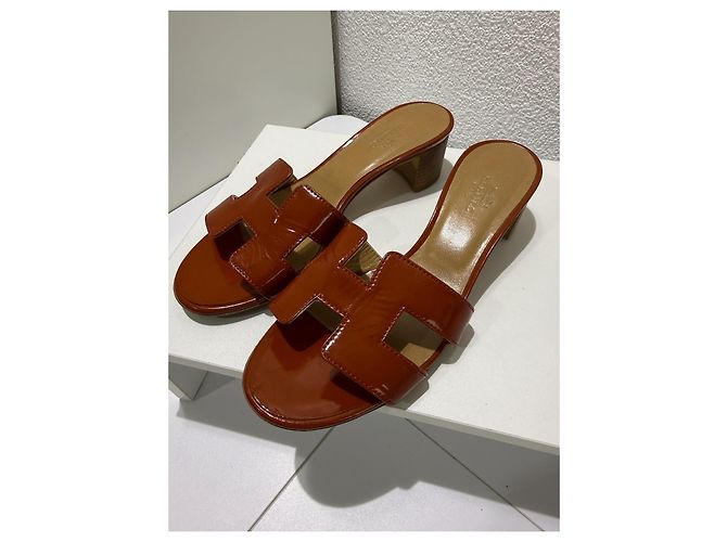Mules Hermès Oasis in Pelle Verniciata Marrone, Taglia 36 - vista 3