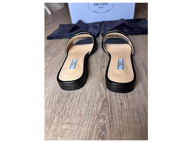 Prada Leder-Sandalen Schwarz mit Rosen-Detail - Ansicht 10