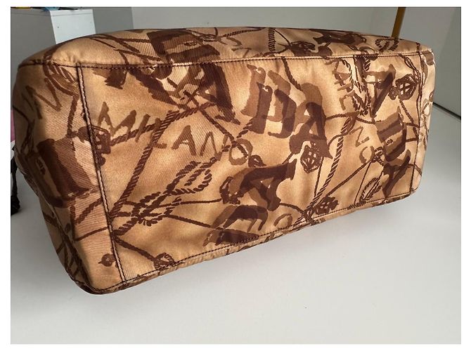 Prada Tasche aus bedrucktem Nylon Braun - Ansicht 8