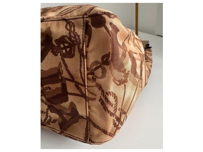 Prada Tasche aus bedrucktem Nylon Braun - Ansicht 9
