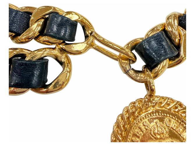 CHANEL Vintage Coco Mark Ledergürtel mit Doppelkette und Münzmuster Schwarz Golden - Ansicht 6
