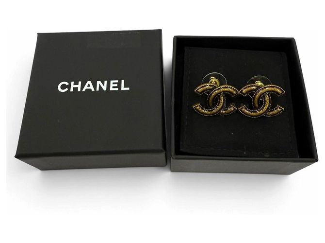 Boucles d'oreilles puces Chanel A24K Metal Coco Mark Doré - vue 2