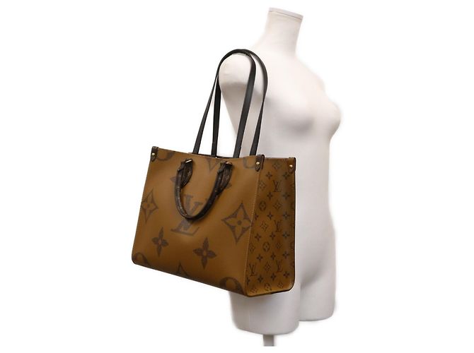 Bolso de hombro Louis Vuitton Giant Monogram Reverse OnTheGo MM Castaño - vista 9