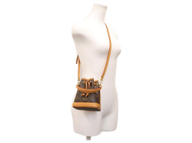 Bolsa de Ombro Louis Vuitton Monogram Nano Noe Marrom - vista 13