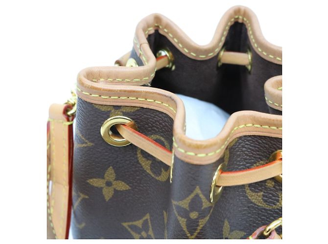 Bolsa de Ombro Louis Vuitton Monogram Nano Noe Marrom - vista 9