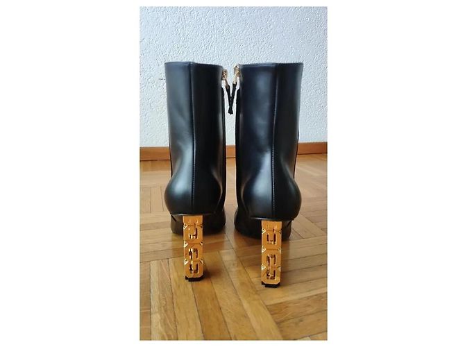 Bottines Givenchy G Cube en cuir noir avec talon logo doré - vue 5