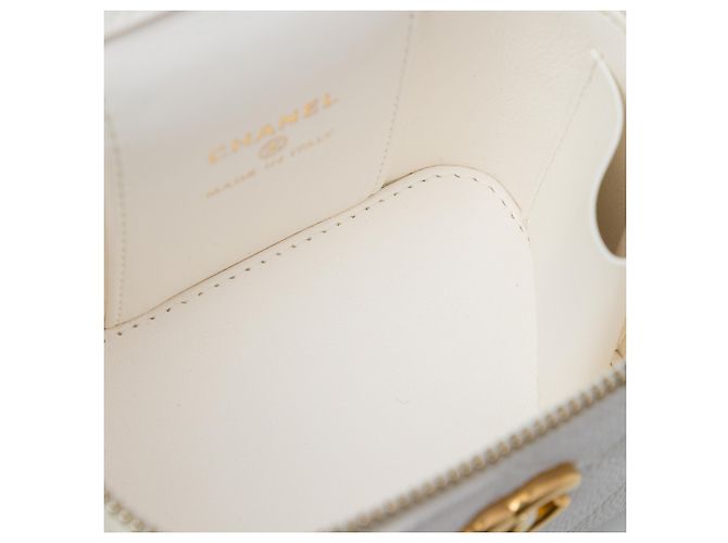 Mini vanity case Chanel White Quilted Caviar CC Sweetheart con cadena Blanco - vista 4