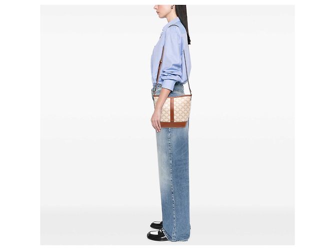 Céline Celine Small Triomphe Bucket Bag aus beschichtetem Canvas Beige - Ansicht 6