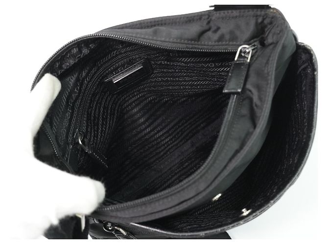 Prada Bolso Messenger de Tessuto Acolchado con Cremallera Frontal Medium Negro - vista 4