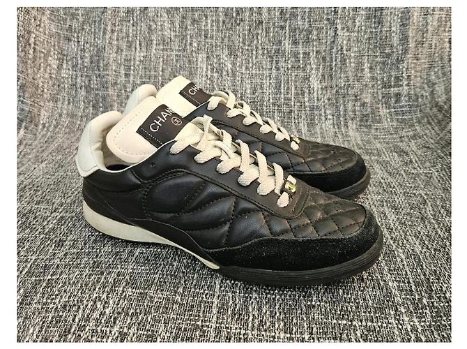 Chanel Sneaker aus gestepptem Leder und Wildleder Schwarz Weiß - Ansicht 2