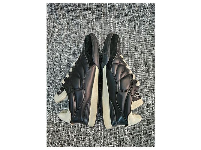 Chanel Sneaker aus gestepptem Leder und Wildleder Schwarz Weiß - Ansicht 4