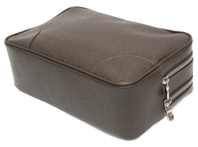 Louis Vuitton Pavel Taiga Leather Marrom - vista 2