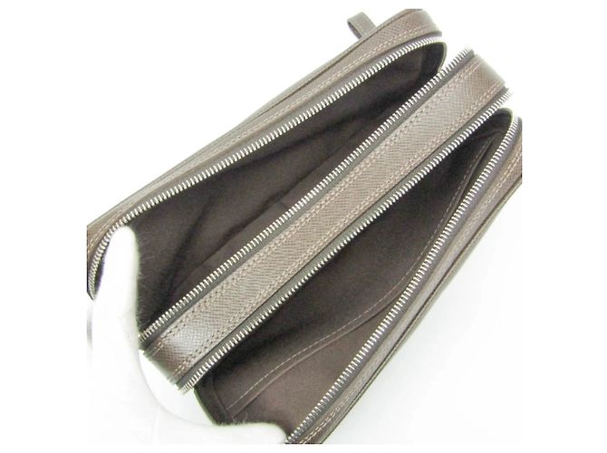 Louis Vuitton Pavel Taiga Leather Marrom - vista 3