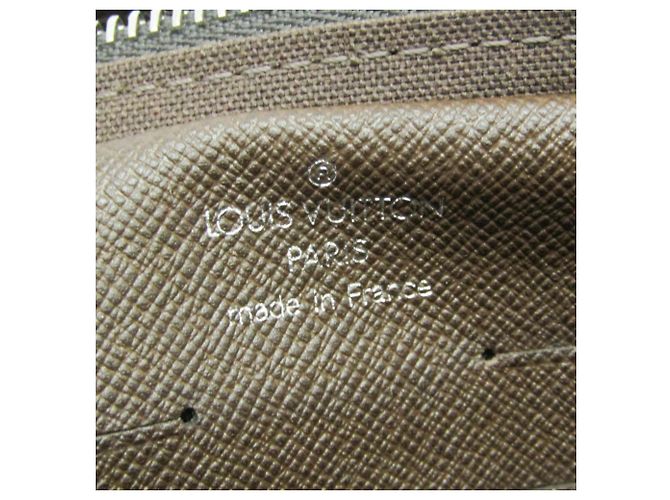 Louis Vuitton Pavel Taiga Leather Marrom - vista 4