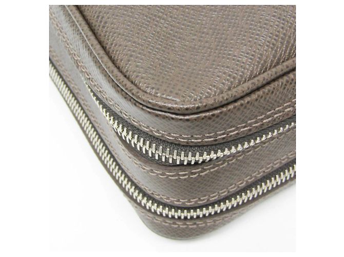 Louis Vuitton Pavel Taiga Leather Marrom - vista 7
