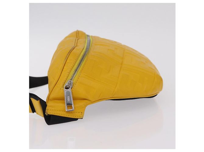 Fendi Cuir embossé Zucca avec fermeture éclair à la taille Jaune - vue 4