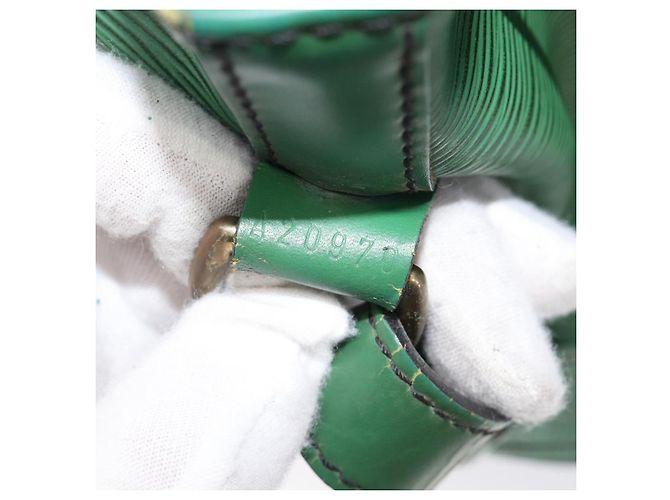 LOUIS VUITTON Borsa a tracolla Epi Petit Noe Verde M44104 LV Auth 205877 - vista 12