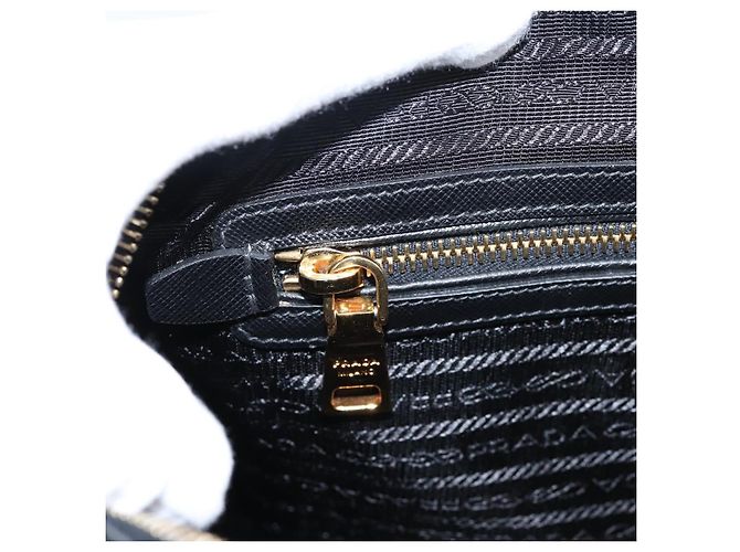 Borsa Mini Boston PRADA
Pelle Saffiano 2 vie Nero Oro Auth fm5456V D'oro - vista 25