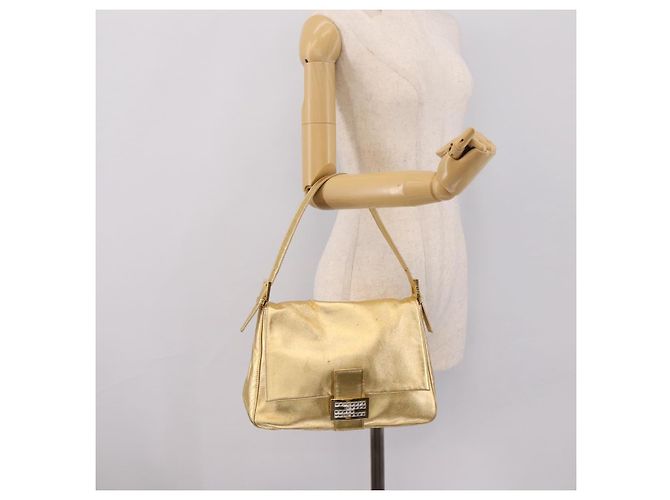 Borsa a tracolla FENDI Mamma Baguette in pelle dorata Auth BA16067SAM D'oro - vista 25