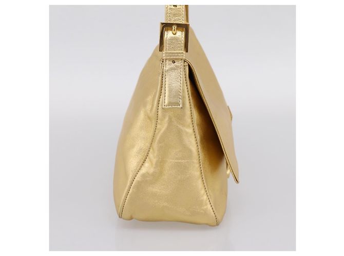 Borsa a tracolla FENDI Mamma Baguette in pelle dorata Auth BA16067SAM D'oro - vista 4