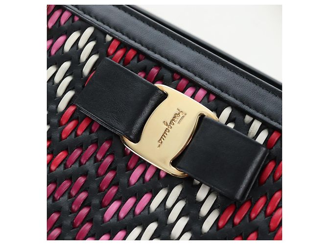 Borsa Salvatore Ferragamo Vala Chain Tote Bag in pelle nera e oro autentica 206334M - vista 15
