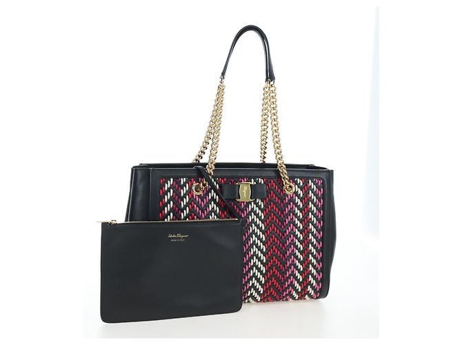 Borsa Salvatore Ferragamo Vala Chain Tote Bag in pelle nera e oro autentica 206334M - vista 16