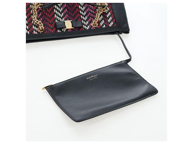 Borsa Salvatore Ferragamo Vala Chain Tote Bag in pelle nera e oro autentica 206334M - vista 20