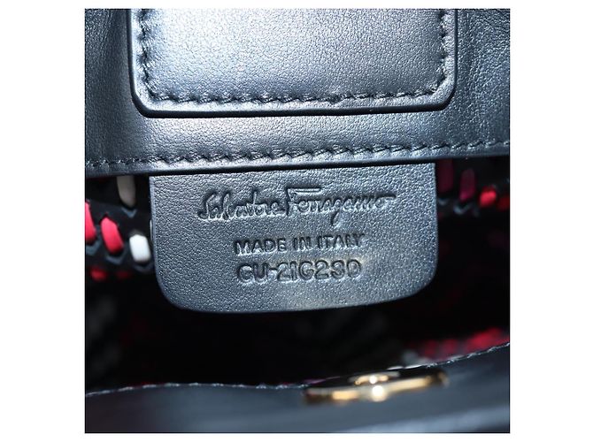 Borsa Salvatore Ferragamo Vala Chain Tote Bag in pelle nera e oro autentica 206334M - vista 24