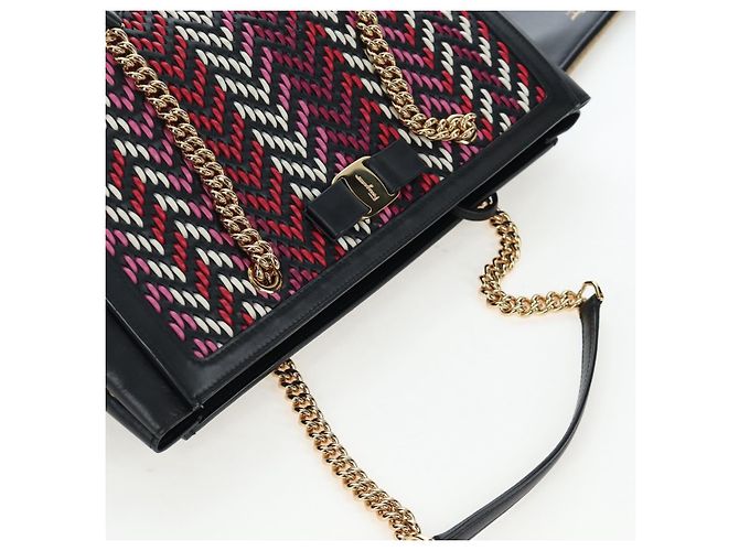 Borsa Salvatore Ferragamo Vala Chain Tote Bag in pelle nera e oro autentica 206334M - vista 6