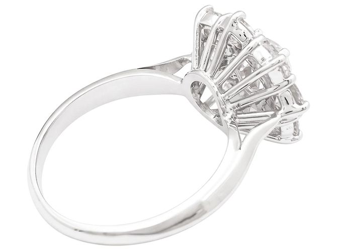 Autre Marque Gänseblümchen-Ring aus Weißgold und Platin, besetzt mit Diamanten. - Ansicht 4