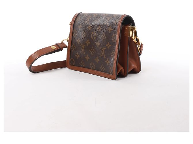 Bolsa Tiracolo Louis Vuitton Dauphine Mini Monogram x Reverse em Castanho Vermelho - vista 3