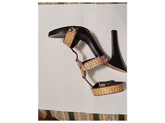 Sandali Fendi in pelle beige e marrone con tacco - vista 4