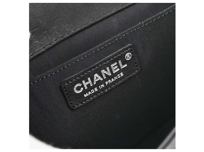 Chanel Paris-Dallas Compartment Boy Flap en veau matelassé avec ornements métalliques New Medium Noir - vue 4