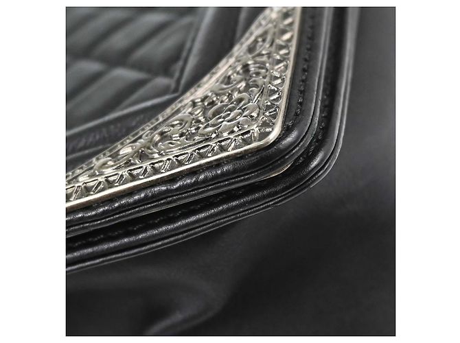 Chanel Paris-Dallas Compartment Boy Flap en veau matelassé avec ornements métalliques New Medium Noir - vue 6