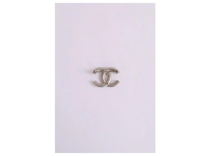 Broche Chanel prata - vista 2