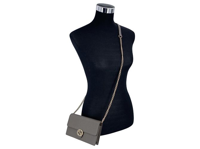 Gucci Bolsa Crossbody Wallet On Chain em couro Grey Dollar com logo entrelaçado Cinza - vista 2