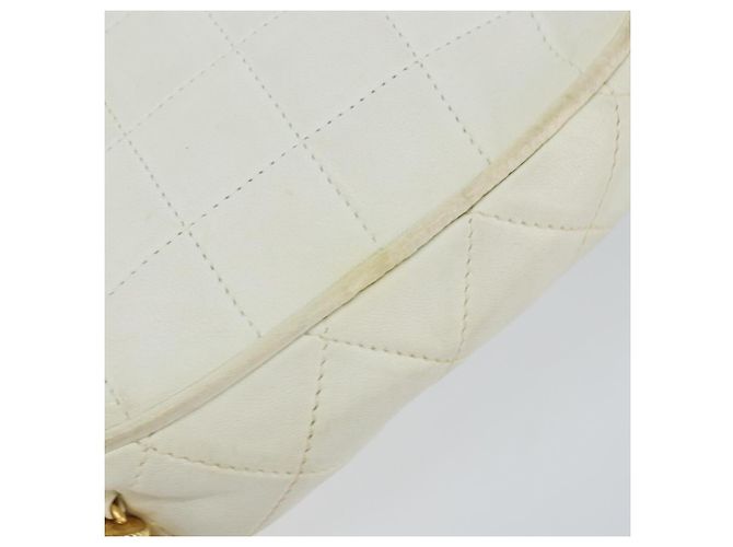CHANEL Bolso de Hombro con Cadena de Piel de Cordero Blanco Oro CC - vista 15