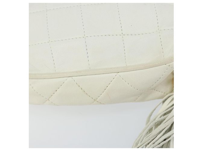 CHANEL Bolso de Hombro con Cadena de Piel de Cordero Blanco Oro CC - vista 16
