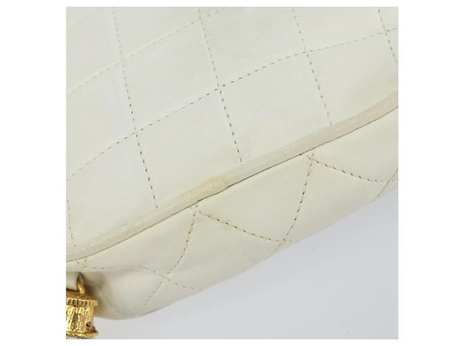 CHANEL Bolso de Hombro con Cadena de Piel de Cordero Blanco Oro CC - vista 17