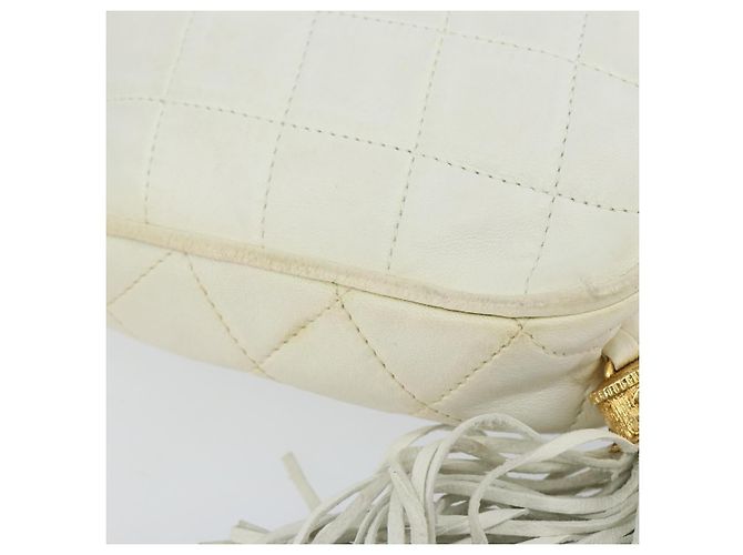 CHANEL Bolso de Hombro con Cadena de Piel de Cordero Blanco Oro CC - vista 18