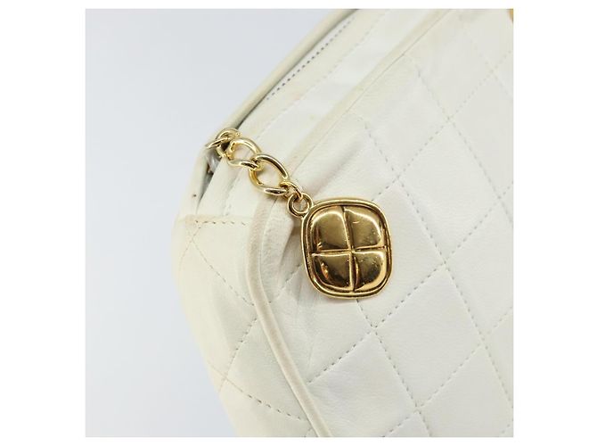 CHANEL Bolso de Hombro con Cadena de Piel de Cordero Blanco Oro CC - vista 19