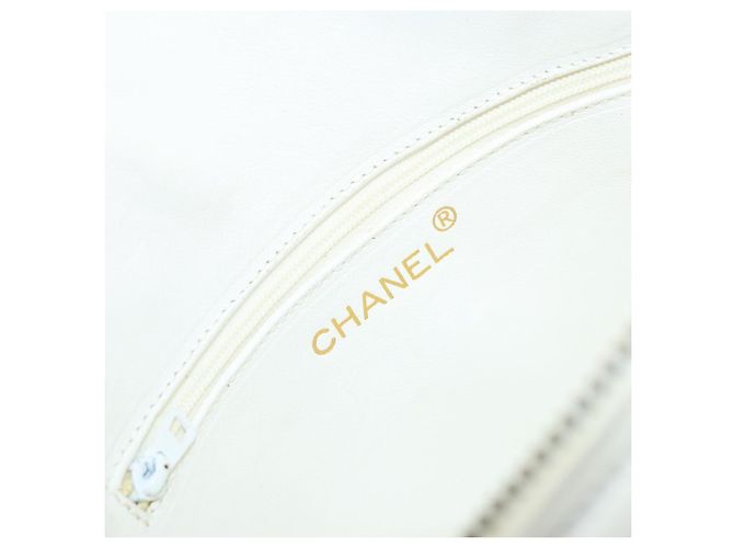 CHANEL Bolso de Hombro con Cadena de Piel de Cordero Blanco Oro CC - vista 20