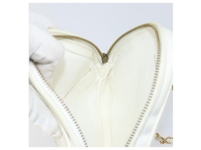 CHANEL Bolso de Hombro con Cadena de Piel de Cordero Blanco Oro CC - vista 21