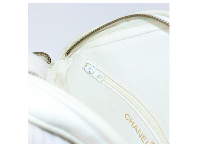 CHANEL Bolso de Hombro con Cadena de Piel de Cordero Blanco Oro CC - vista 23