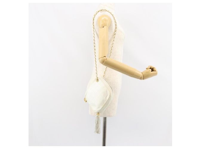 CHANEL Bolso de Hombro con Cadena de Piel de Cordero Blanco Oro CC - vista 25