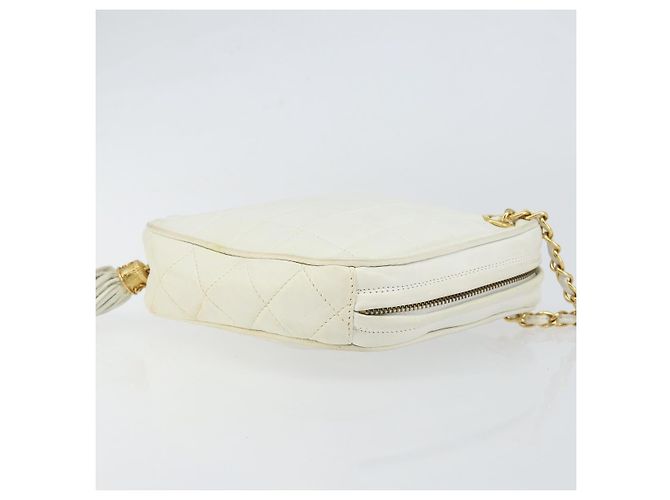 CHANEL Bolso de Hombro con Cadena de Piel de Cordero Blanco Oro CC - vista 3